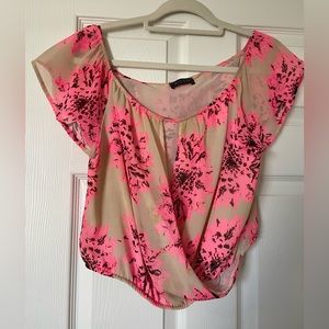ASTR 🌸 Floral Tan Pink Cropped top. off the shoulders, deep V szM